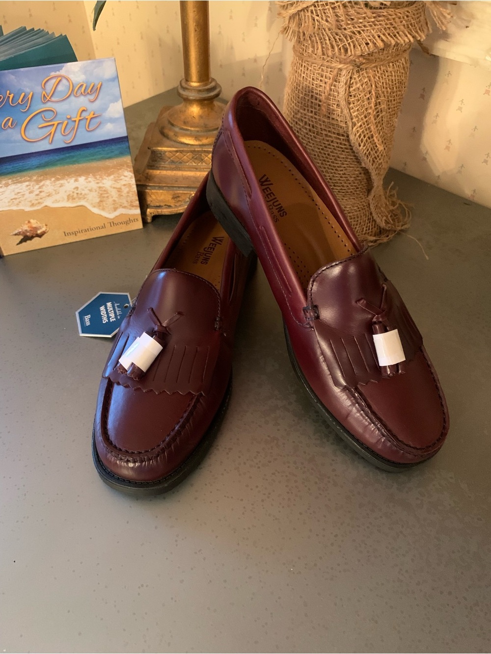 BASS WEEJUNS, NEW WITH TAGS, 2 tassel Woman’s size 9w loafers. BURGANDY RED.
